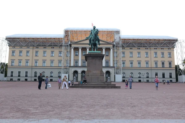 Standbeeld van koning carl johan in het park — Stockfoto