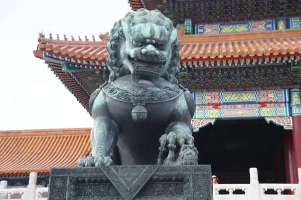 León guardia imperial tradicional en la Puerta de la Armonía Suprema en Ciudad Prohibida, Beijing, China — Foto de Stock