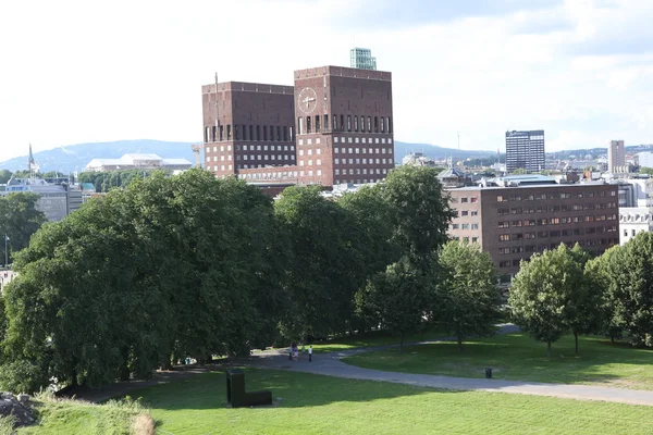后面的树，奥斯陆，挪威的市政厅 (radhuset) — 图库照片
