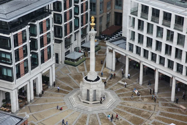 O Monumento para comemorar o Grande Incêndio de Londres em 1666 — Fotografia de Stock