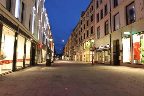 Пустая улица Осло в центре города ночью. Норвегия — стоковое фото