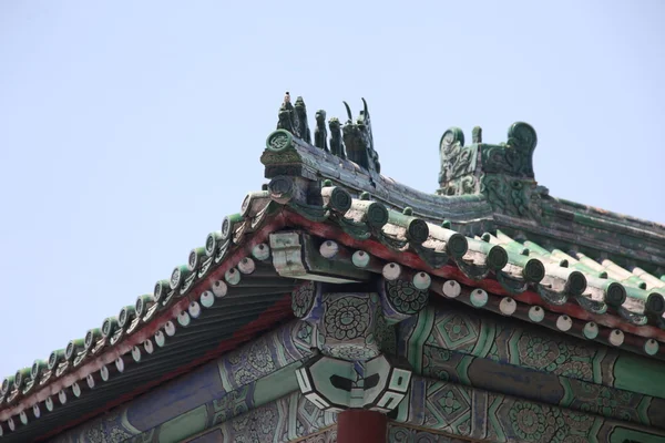 Eave van het Chinees antiek gebouw met schepsel sculptuur, Peking — Stockfoto