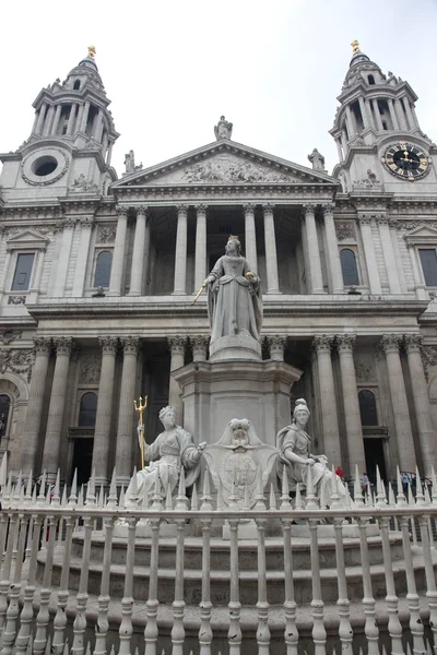 Statue of Queen Anne in Front of St. Pauls Cathedral, London — Stock Photo, Image