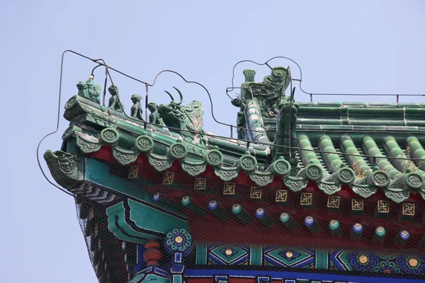 Eave do edifício antigo chinês com escultura de criatura, Pequim — Fotografia de Stock
