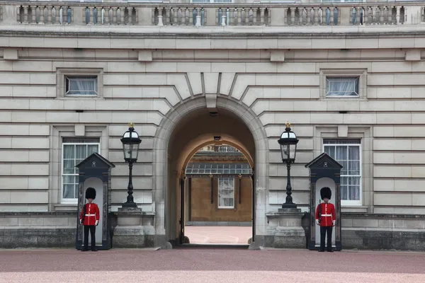 Guarda em uniforme vermelho tradicional, Londres, Inglaterra — Fotografia de Stock