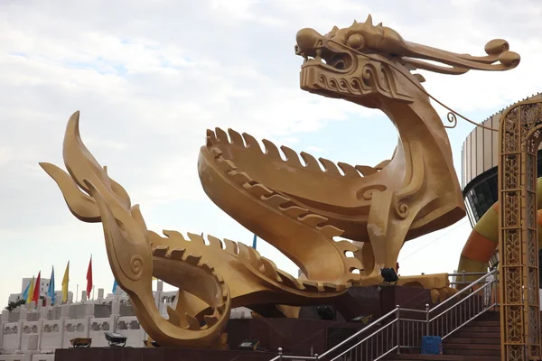 ゴールド龍ドラゴン記念碑、北京、中国 — ストック写真