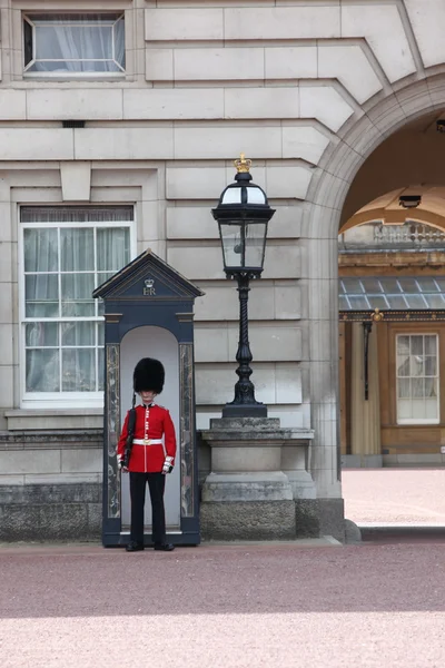 Guarda em uniforme vermelho tradicional, Londres, Inglaterra — Fotografia de Stock