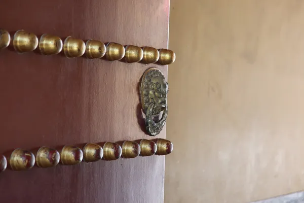 Chinese red gate doors with lion door knob, Forbidden City , Beijing — Stock Photo, Image