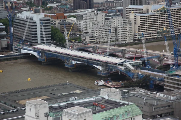 桥梁在泰晤士河畔、 伦敦、 英格兰 — 图库照片