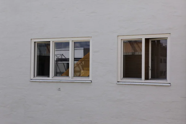 Windows w naprzeciwko domu, oslo, Norwegia — Zdjęcie stockowe