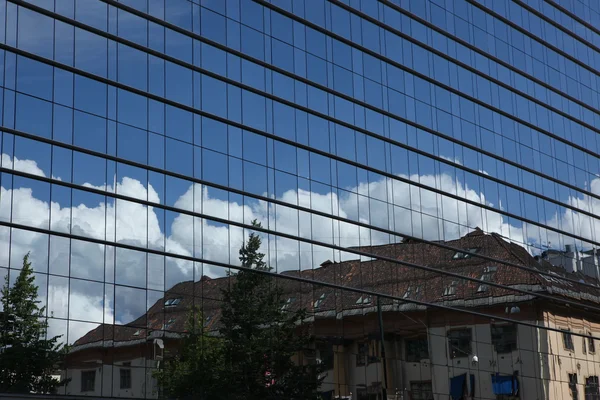 Bâtiment moderne, mur de verre miroir, Oslo, Norvège — Photo