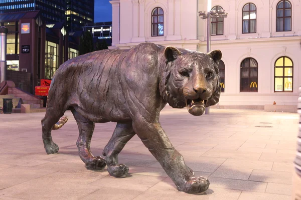 Tigre de Bronze no centro da cidade, Oslo, Noruega — Fotografia de Stock