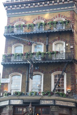 Londra'daki eski klasik İngiliz pub