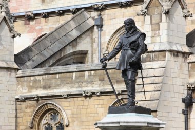 Oliver cromwell - heykelin önünde palace of westminster (Parlamento), Londra, İngiltere