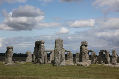 Stonehenge dramatik gökyüzü ile