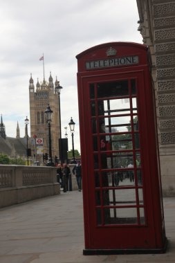 Londra, İngiltere 'de geleneksel kırmızı telefon kulübesi