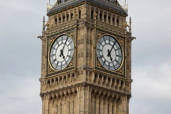 Close up of Big Ben Clock Tower Against Blue Sky Inglaterra Reino Unido — Fotografia de Stock