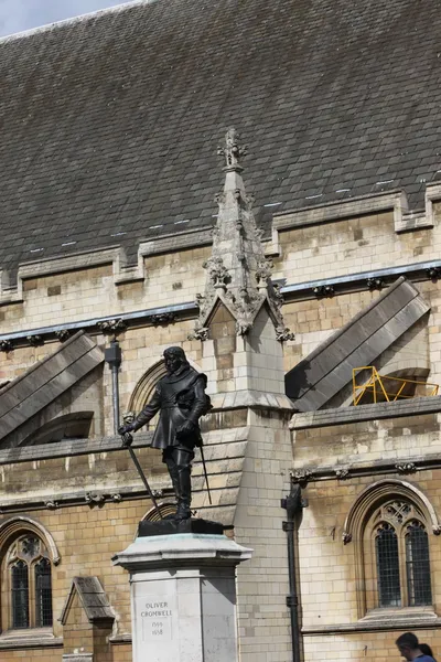 Oliver cromwell - staty framför palace of westminster (parlamentet), london, Storbritannien — Stockfoto