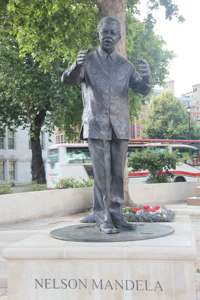 Nelson mandela memorial av skulptören glyn williams på parlamentet square, london, Storbritannien — Stockfoto