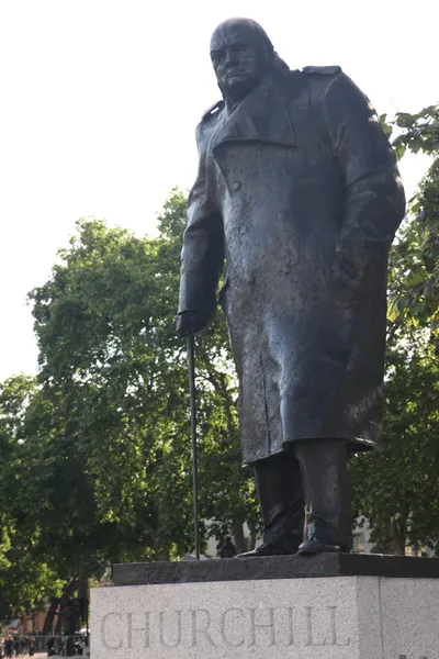 Londyn - winston churchill statua przez Parlament — Zdjęcie stockowe