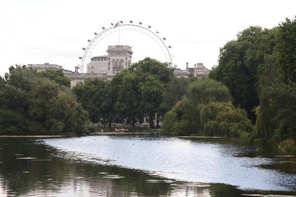 Парк Сент-Джеймс является старейшим Королевским парком в Вестминстере, центре Лондона в Англии — стоковое фото