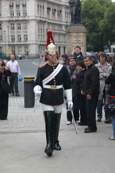 En kongelig hestevagt på fødderne foran Whitehall ved hestevogtens parade i London, United KIngdom - Stock-foto