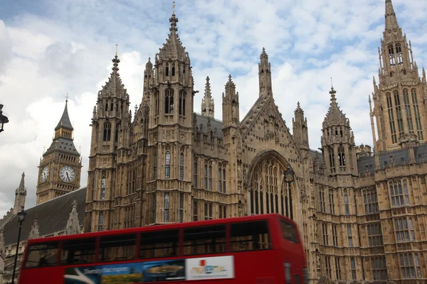 Parlamentin talot, Westminsterin palatsi, Lontoon goottilainen arkkitehtuuri — kuvapankkivalokuva