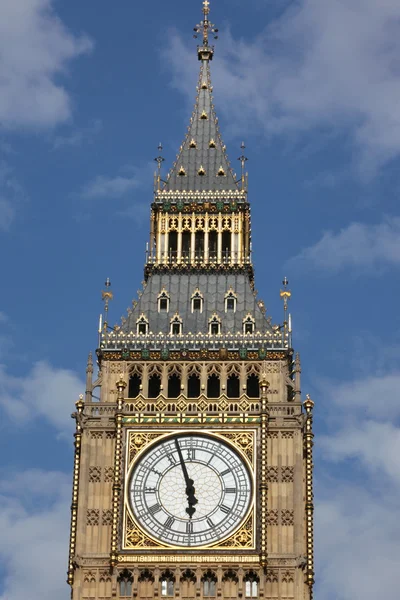 大笨钟塔对蓝蓝的天空联合的英格兰王国的关门 — 图库照片