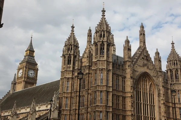 Husen i parlamentet, westminster palace, london gotisk arkitektur — Stockfoto