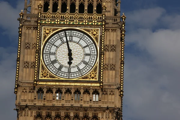 Закрытие часовой башни Биг-Бен против голубого неба Англия Великобритания — стоковое фото