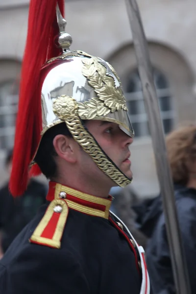 En kongelig hestevagt på fødderne foran Whitehall ved hestevogtens parade i London, United KIngdom - Stock-foto