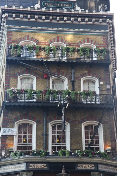 Старый классический английский паб в Лондоне — стоковое фото