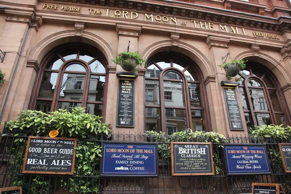 Vieux pub anglais classique à Londres — Photo