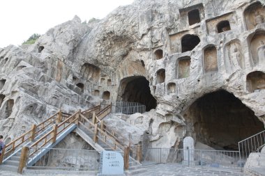 ejderha kapısı mağarasını