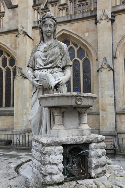 Estátua da Deusa da Água fora da Abadia de Bath, Inglaterra . — Fotografia de Stock