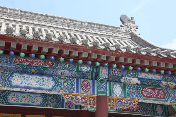 Takfot av kinesiska antika byggnaden med varelse skulptur, beijing — Stockfoto