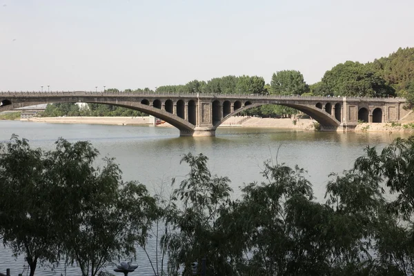 Híd a Yi-folyó partján, közel a Longmen barlangoknak szerkezetét építeni, Kína — Stock Fotó
