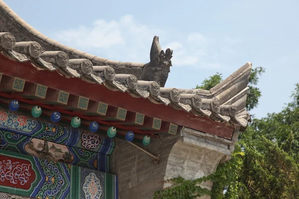 Alero del antiguo edificio chino con escultura de criatura, Beijing — Foto de Stock