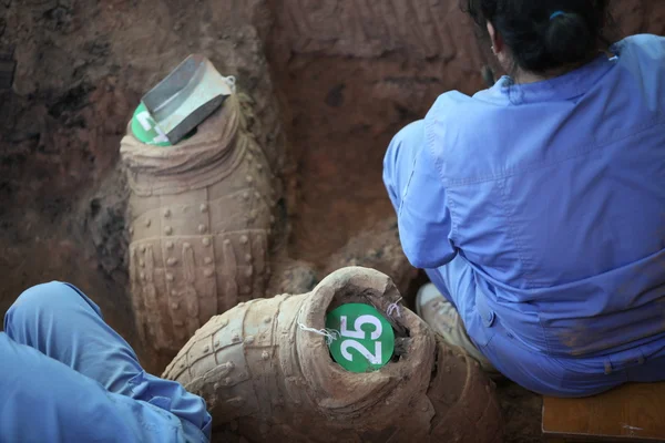 Archéologues chinois fouillant les célèbres figures de l'armée en terre cuite à Lintong, en Chine — Photo