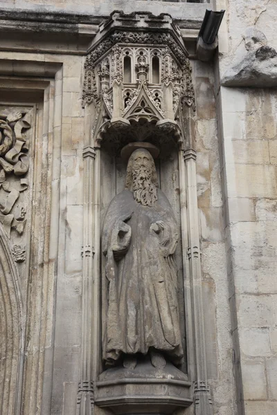 对巴斯修道院的古代雕像 — 图库照片