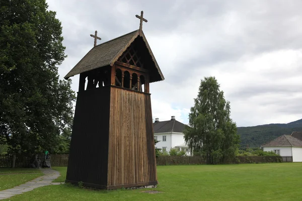 Capela de madeira velha perto da Igreja Stave (Heddal stavkirke) em Heddal, Noruega — Fotografia de Stock