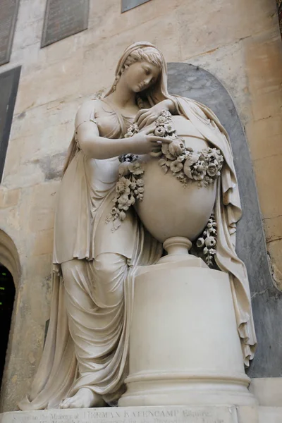 Standbeeld van godin buiten Bad abdij, Engeland. — Stockfoto