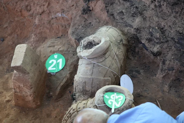 Arqueólogos chinos excavando las famosas figuras del ejército de terracota en Lintong, China —  Fotos de Stock