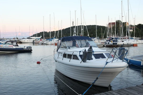 Segelboote und Yachten in einem ruhigen Hafen — Stockfoto