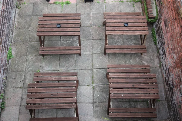 Straßencafé mit Holzbänken in chester, uk — Stockfoto