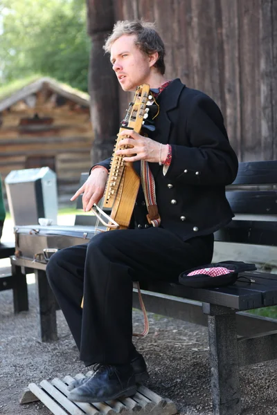 Killen spelar traditionella musikinstrument — Stockfoto