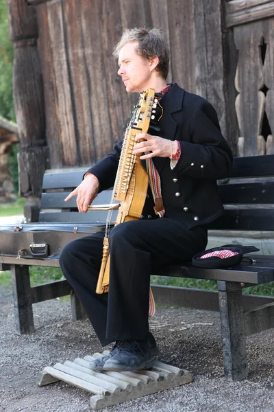 Mann spielt traditionelles Musikinstrument — Stockfoto