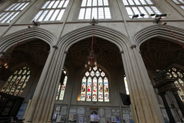 从巴斯修道院、 浴、 萨默塞特、 英国的彩色玻璃窗口 — 图库照片