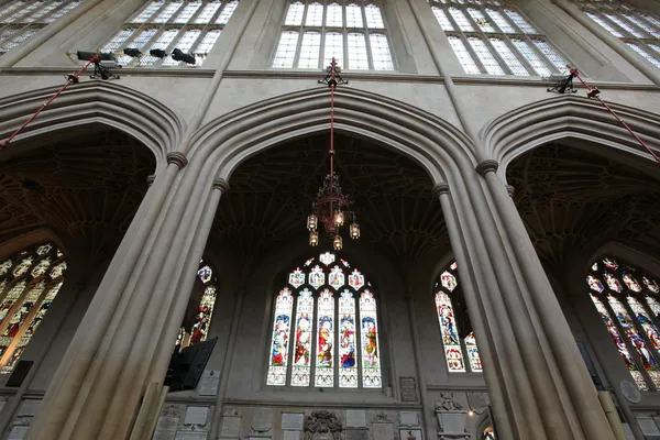 Janela de vidro manchado de Bath Abbey, em Bath, Somerset, Inglaterra — Fotografia de Stock