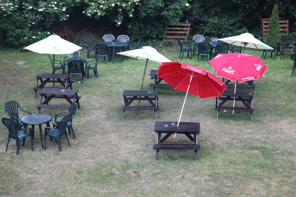 Stoelen en parasols bij residental Engelse yard — Stockfoto